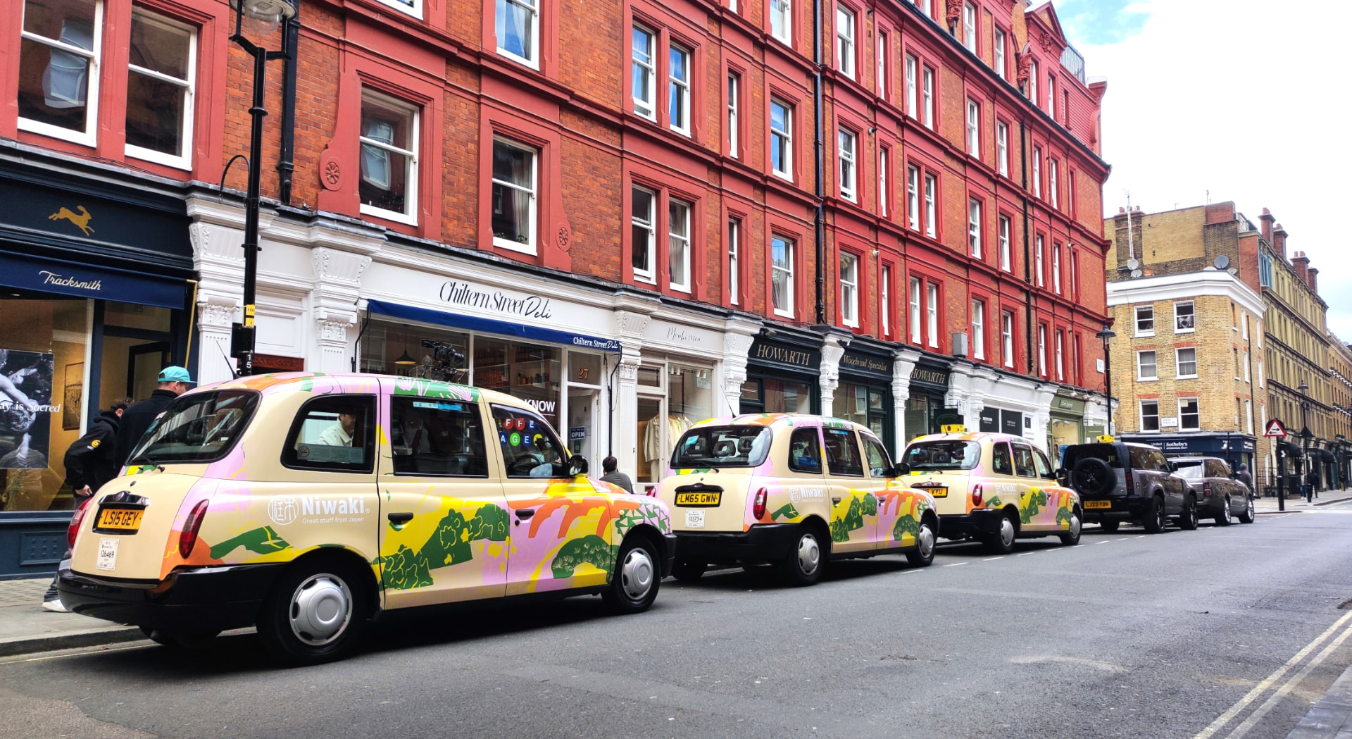 Niwaki branded taxi fleet on a London street by Undercover Arts